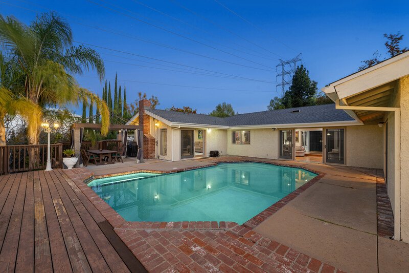 casa con alberca frontal