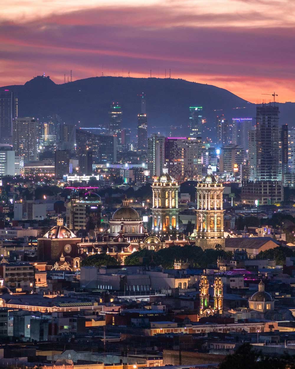 la ciudad de Puebla en el atardecen con las luces de la ciudad 