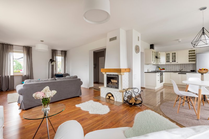 espaciosa sala con chimenea